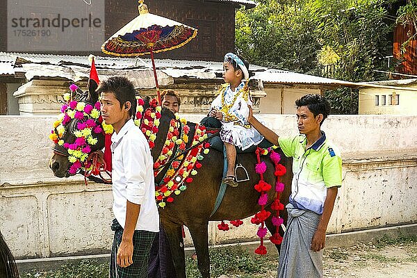 Prächtiger Umzug vor Ordinierungszeremonie in Sagain  Myanmar  Sagain  Myanmar  Asien