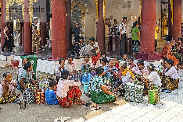 Pilger in Shwezigon Pagode  Bagan  Myanmar  Asien
