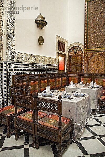 gehobenes Restaurant in der Medina  Fes  Marokko  Afrika