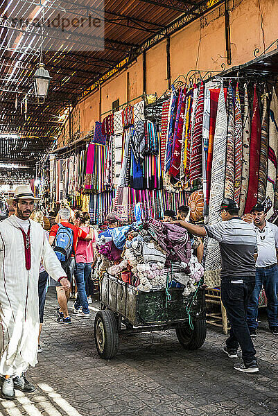 Einkaufen im Souk  Medina  Marrakesch  Marokko  Nordafrika  Afrika