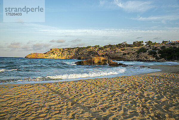 Strand von Cala Tarida  Ibiza  Balearen  Spanien  Mittelmeer  Europa