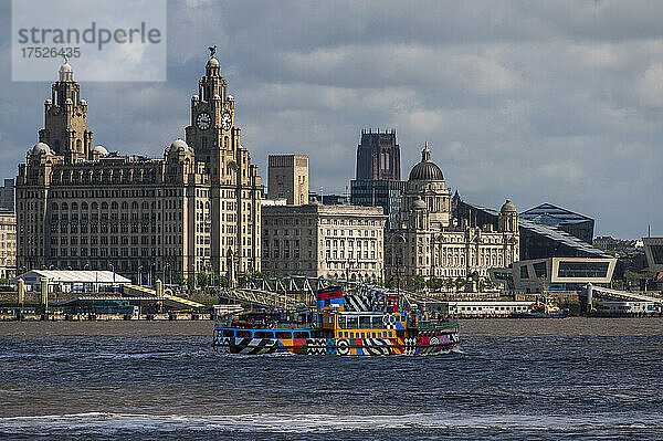 Die Mersey-Fähre segelt vor der Liverpool Waterfront  Liverpool  Merseyside  England  Vereinigtes Königreich  Europa