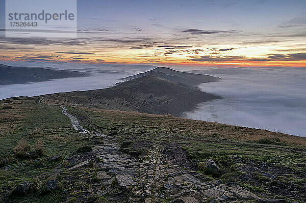 Der Great Ridge mit einer Wolkeninversion in den Tälern Hope und Edale  Derbyshire  England  Vereinigtes Königreich  Europa