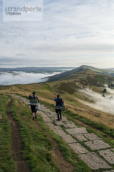Wanderer auf dem Great Ridge mit Wolkeninversion  Edale  The Peak District  Derbyshire  England  Vereinigtes Königreich  Europa