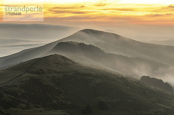 Losehill bei Sonnenaufgang  umgeben von niedrigen Wolken  Peak District  Derbyshire  England  Vereinigtes Königreich  Europa