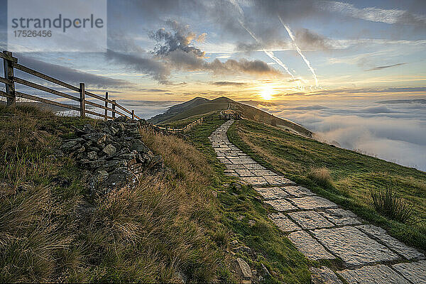 Markierter Weg  der mit rollenden Nebeln nach Losehill und Great Ridge im Edale Valley  Derbyshire  England  Vereinigtes Königreich  Europa führt