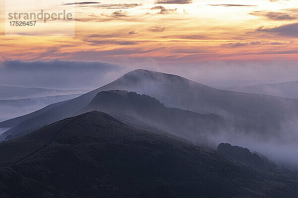 Losehill und The Great Ridge bei Sonnenaufgang  eingehüllt in Wolkeninversion  Derbyshire  England  Vereinigtes Königreich  Europa