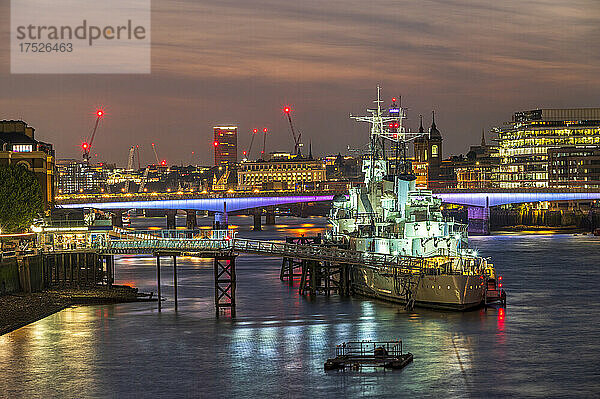 Die Themse mit der HMS Belfast bei Nacht  London  England  Vereinigtes Königreich  Europa