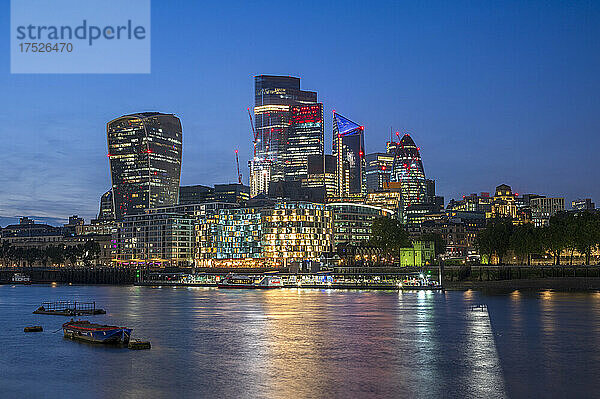 Der Blick auf die Stadt mit Blick auf die Themse bei Nacht  London  England  Vereinigtes Königreich  Europa