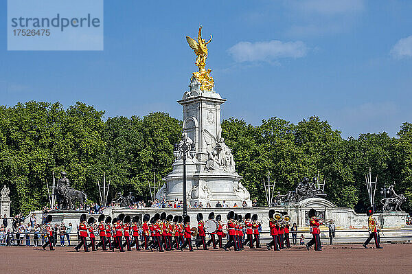 Touristen beobachten die Wachablösung am Buckingham Palace  London  England  Vereinigtes Königreich  Europa