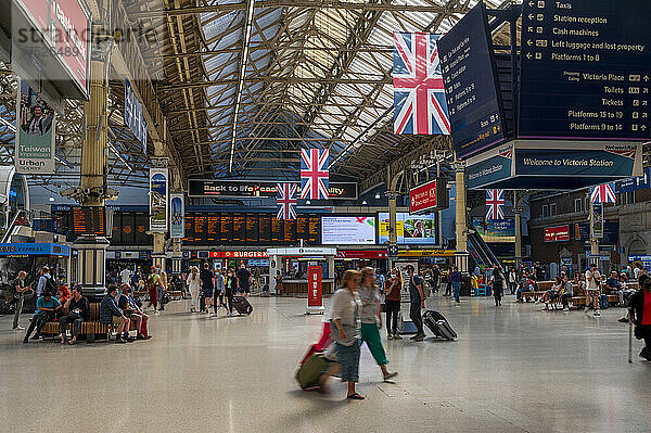 Pendler in der Passagierhalle der Victoria Station in London  England  Vereinigtes Königreich  Europa
