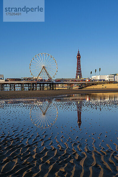 Blackpool-Strand mit Reflexionen des Turms und des Piers  Blackpool  Lancashire  England  Vereinigtes Königreich  Europa
