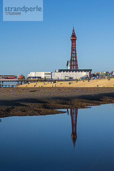 Blackpool Tower spiegelt sich bei Ebbe  Blackpool  Lancashire  England  Vereinigtes Königreich  Europa
