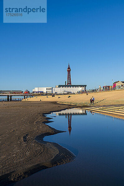 Blick bei Ebbe mit reflektiertem Blackpool Tower  Blackpool  Lancashire  England  Vereinigtes Königreich  Europa