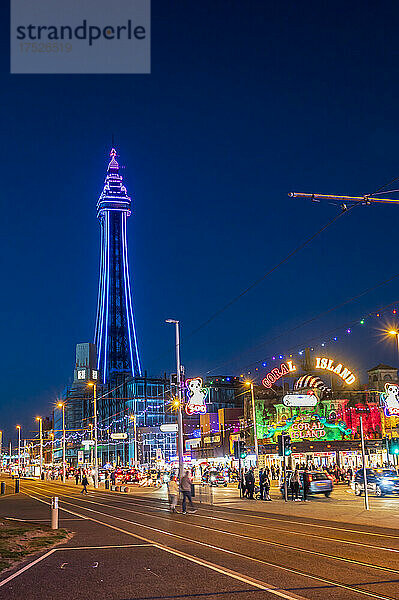 Die Golden Mile und der Blackpool Tower bei Nacht  Blackpool  Lancashire  England  Vereinigtes Königreich  Europa