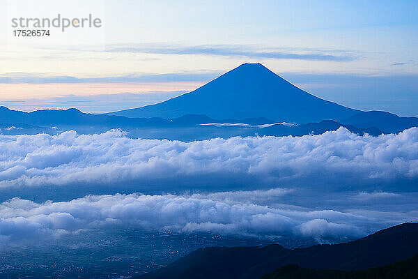 Mount Fuji durch das Wolkenmeer gesehen