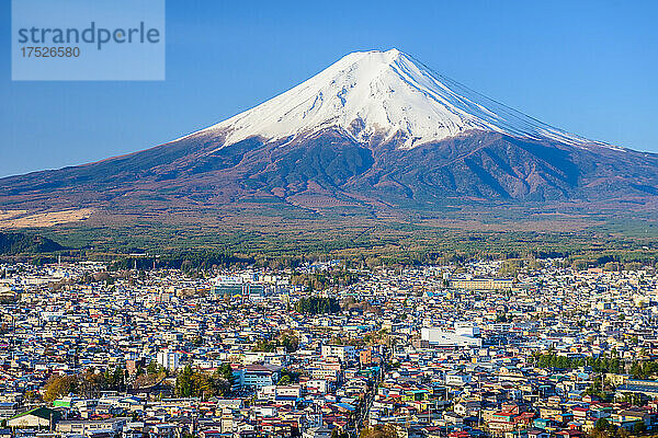 Berg Fuji und die Straßen der Stadt Fujiyoshida