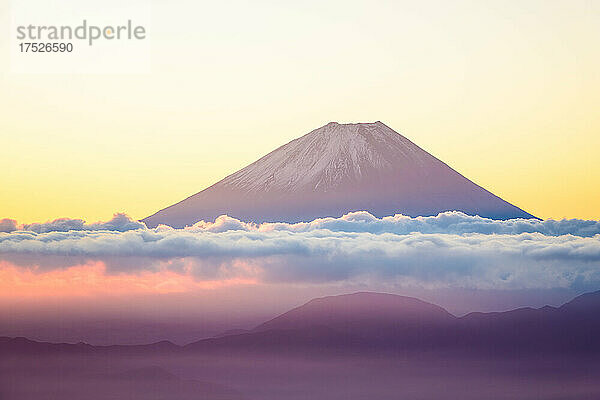 Berg Fuji im Morgengrauen in einem Wolkenmeer