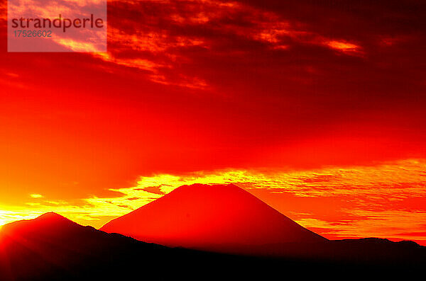 Der Berg Fuji wird rot