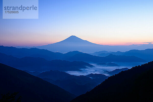 Berg Fuji und die Berge im Morgengrauen in der Präfektur Shizuoka