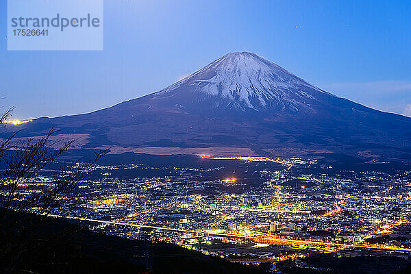 Nachtansicht der Stadt Gotemba und des Fuji