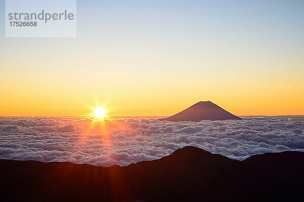 Berg Fuji und Sonnenaufgang vom Akaishi-Dake in den Südalpen