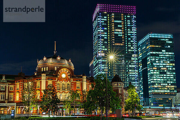 Nachtansicht des Bahnhofs Tokio