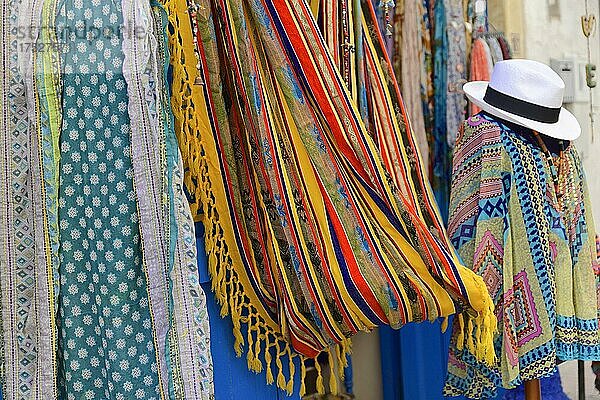 Hängematten  Schals  Andenken  Souvenirs  Essaouira  Marokko  Afrika