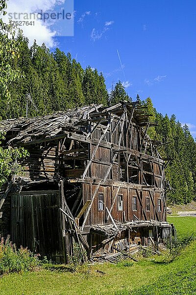 Ehemaliger Schmiedhof  verfallener Bauernhof  lost place  Schmiedhof am Zoggler Stausee  bei Kuppelwies  Ultental  Provinz Südtirol  Trentino-Südtirol  Italien  Europa