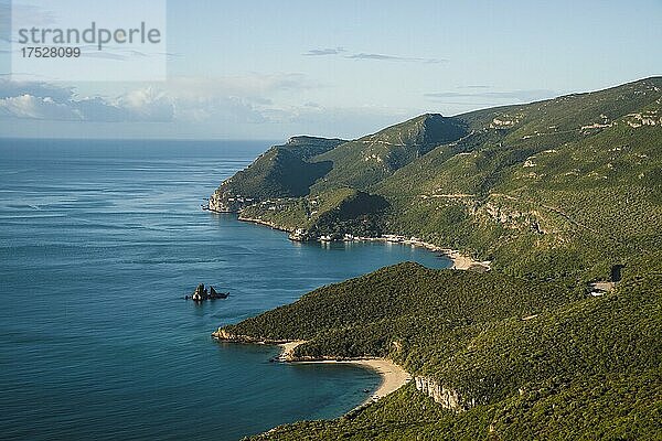 Wunderschöne Küstenlandschaft im Naturpark von Arrabida  in der Nähe von Setubal  Portugal  Europa