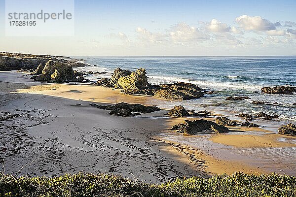 Schöne Landschaft und Meereslandschaft mit Felsformation am Strand von Samoqueira  zwischen Sines und Porto Covo  Alentejo  Portugal  Europa