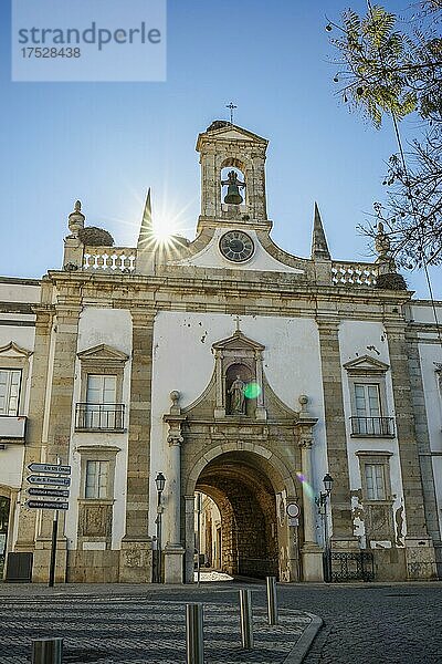 Historischer Eingang zum Stadtzentrum und zur Altstadt  bekannt als Arco da vila  Faro  Algarve  Portugal  Europa