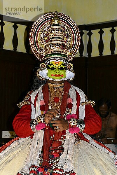 Vollständig geschminkter und kostümierter Kathakali-Tänzer beim Auftritt  Kochi  Kerala  Südindien  Indien  Asien