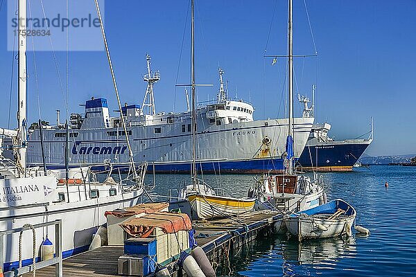 Segelboote  Fähren  Hafen  Ischia Porto  Insel Ischia  Italien  Europa