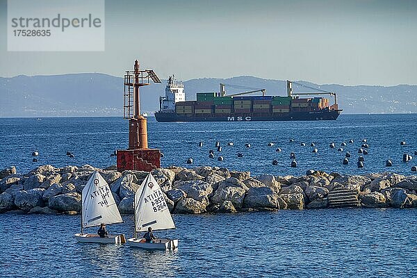 Containerschiff Segelboote  Neapel  Italien  Europa