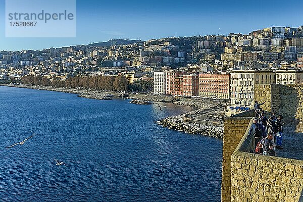 Burgmauer Castel dell'Ovo  Strandpromenade Lungomare  Neapel  Italien  Europa