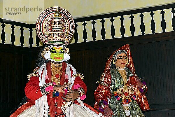 Vollständig geschminkte und kostümierte Kathakali-Tänzer beim Auftritt  Kochi  Kerala  Südindien  Indien  Asien