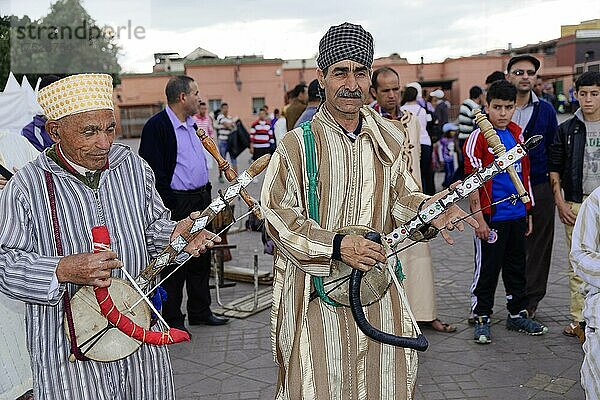 Musiker  Djemaa el Fna  Platz der Gehenkten  Gauklerplatz  Marrakesch  Marokko  Afrika