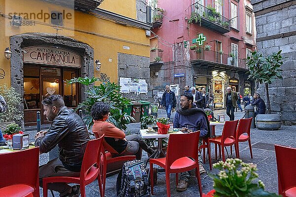Straßenrestaurant Pizzeria  Via dei Tribunali  Neapel  Italien  Europa