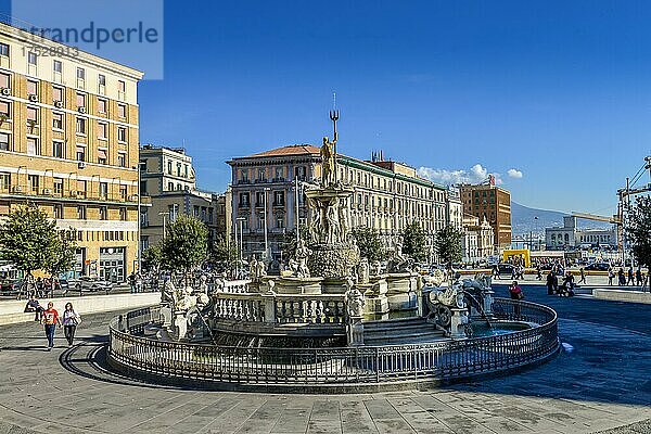 Neptunbrunnen  Fontana del Nettuno  Piazza Municipio  Neapel  Italien  Europa