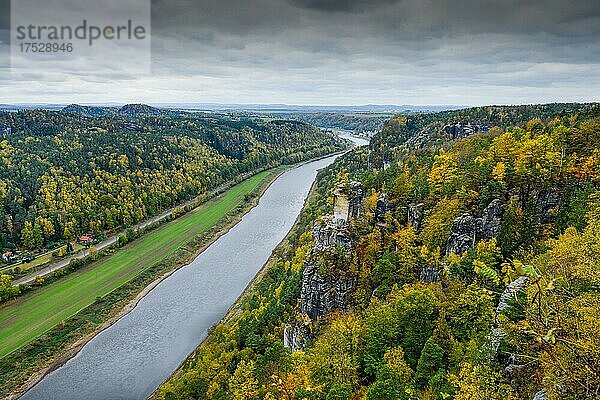 Basteiblick in das Elbtal Richtung Wehlen  Nationalpark Sächsische Schweiz  Sachsen  Deutschland  Europa