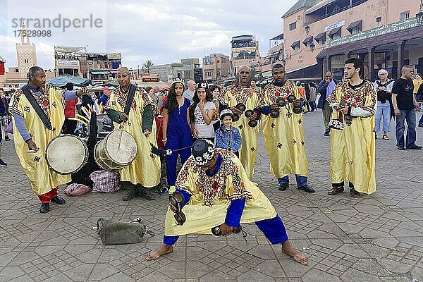 Tanzgruppen  Djemaa el Fna  Platz der Gehenkten  Gauklerplatz  Marrakesch  Marokko  Afrika