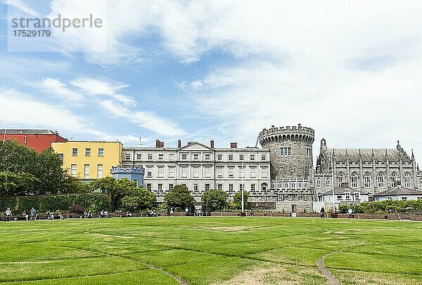 Gesamtansicht  Dublin Schloss  Dublin Castle  Caisleán Bhaile Átha Cliath  Record Tower und Chapel Royal oder Church of the Most Holy Trinity rechts  Dublin  Irland  Europa