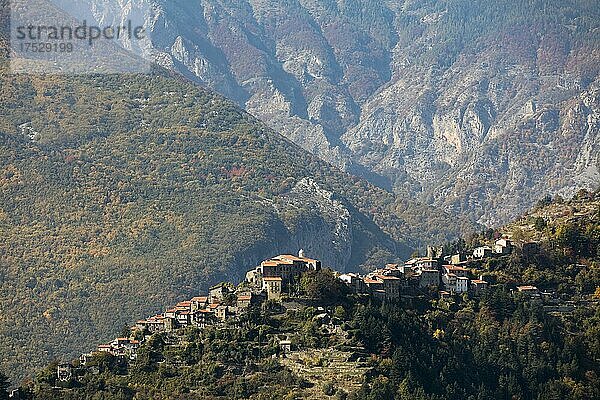 Herbst in den Ligurischen Alpen mit Blick auf Triora Ligurien  Italien  Europa