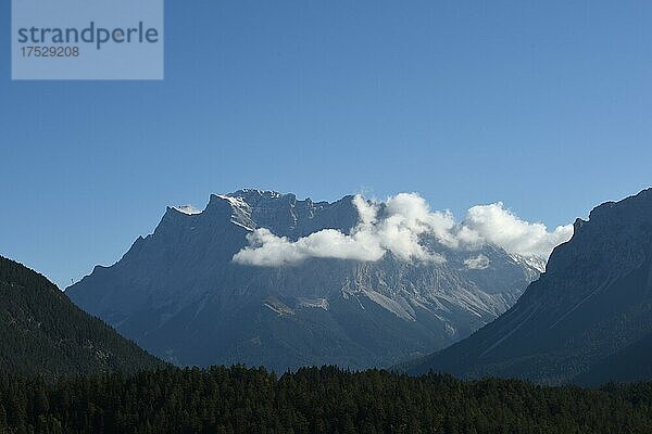 Fernblick auf Zugspitze mit Bergstation  Tirol  Österreich  Europa