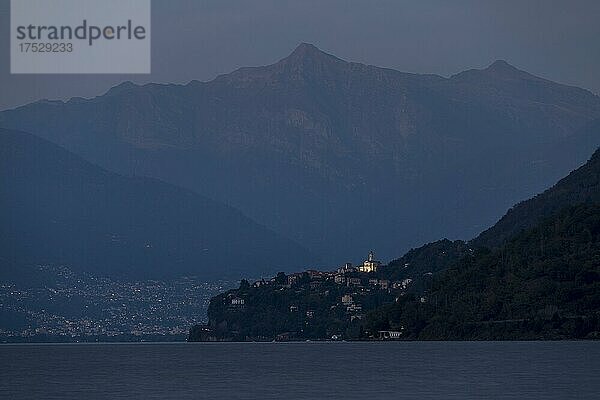Blaue Stunde am Lago Maggiore am Ufer von Cannobio  Piemont  Italien  Europa