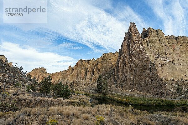 Spitze rote Felswände  Canyon mit Felsformationen  The Red Wall  Smith Rock State Park  Oregon  USA  Nordamerika
