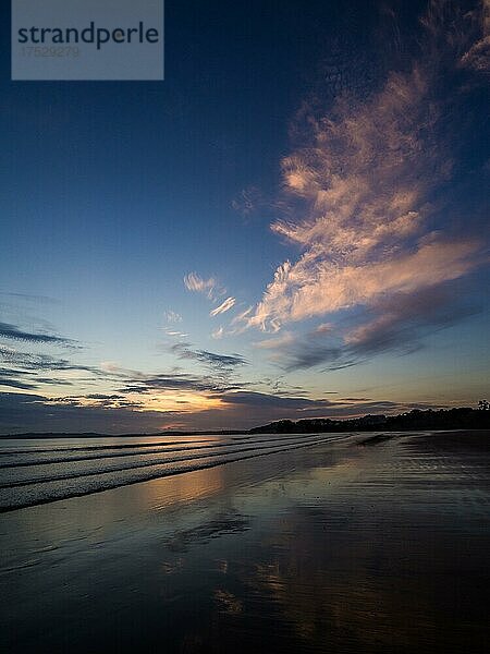 Morgenstimmung vor Sonnenaufgang am Strand Orewa beach  Orewa  Auckland Council  Neuseeland  Ozeanien