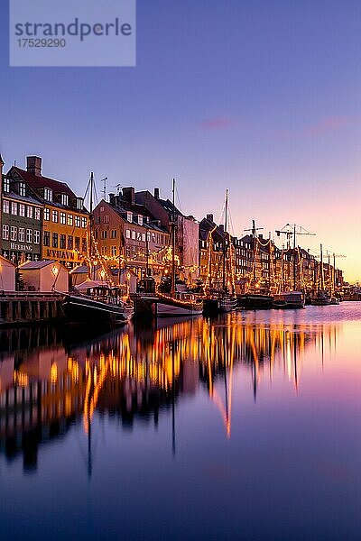 Nyhavn-Kanal bei Sonnenaufgang  Weihnachtszeit  Nyhavn Kopenhagen  Dänemark  Europa