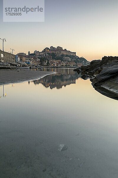 Sonnenaufgang mit Blick auf Porto Maurizio  Ligurien  Italien  Europa